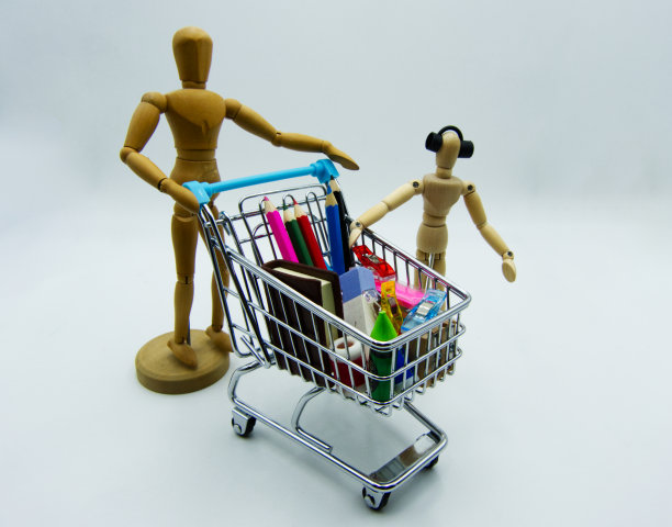 为新学年买东西。画家的木制模型在白色的背景上图片下载