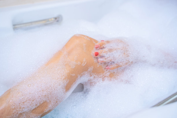 女人洗澡和在浴缸里放松图片下载