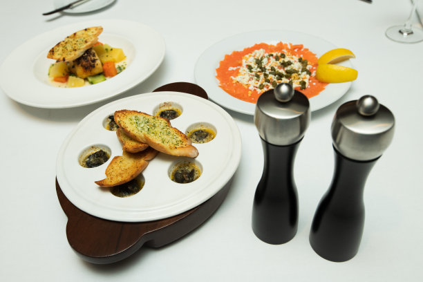 西餐融合在餐厅的菜式晚餐图片下载