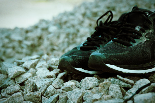 练习前穿跑鞋。公园里的跑步鞋，近距离的运动鞋。运动积极的户外生活理念。水平照片横幅为网站标题设计图片下载