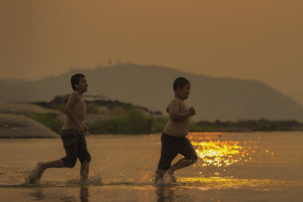 快乐的孩子们在河里玩图片下载