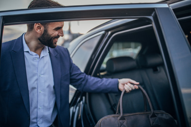 快乐的人进了车图片下载