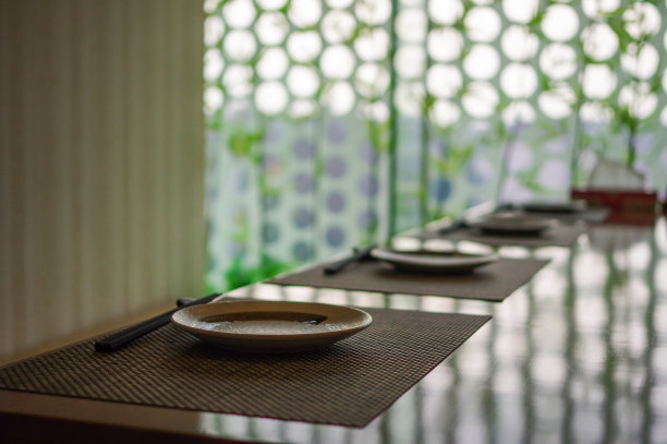 空日本料理餐厅的榻榻米餐桌设置以筷子和盘子和竹靠近窗户作为装饰图片下载