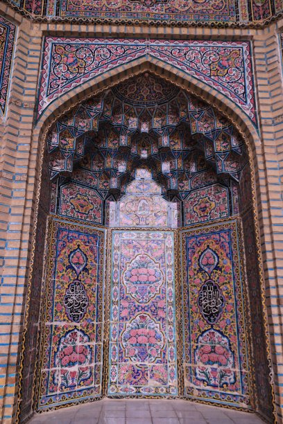 伊朗设拉子，Nasir ol Molk清真寺的天花板瓷砖装饰，也被称为粉红色清真寺图片下载