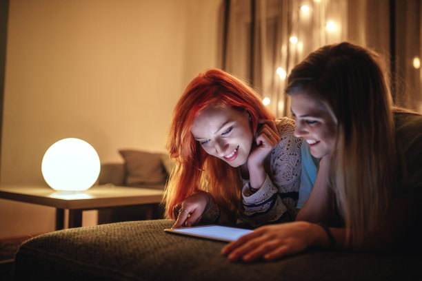 女孩在家里放松图片下载