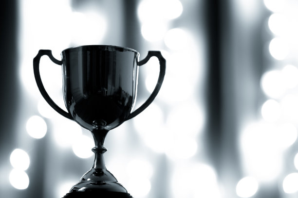 银杯大赛在黑暗中对抽象模糊的灯光背景进行复制空间图片下载