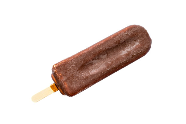 冰淇淋棒棒糖在巧克力釉近距离与冷凝孤立在白色背景。图片下载