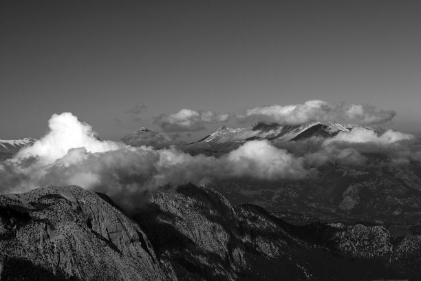 安纳普尔纳山在日出的光线图片下载