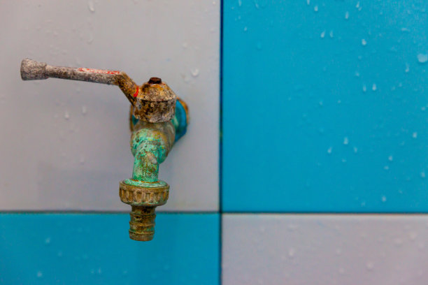 水阀有锈迹，浴室水阀陈旧。图片下载