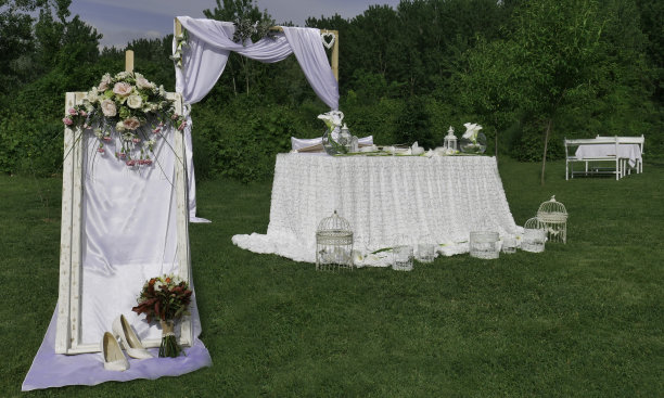 复古白色装饰的春天婚礼图片下载