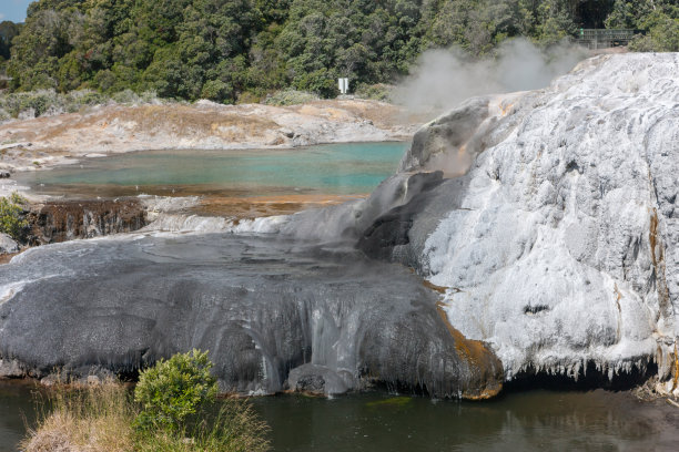 温泉岩石上的绿浆图片下载
