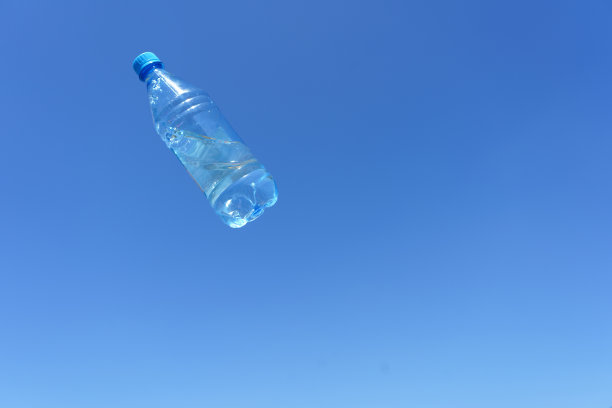 吐一瓶水图片下载