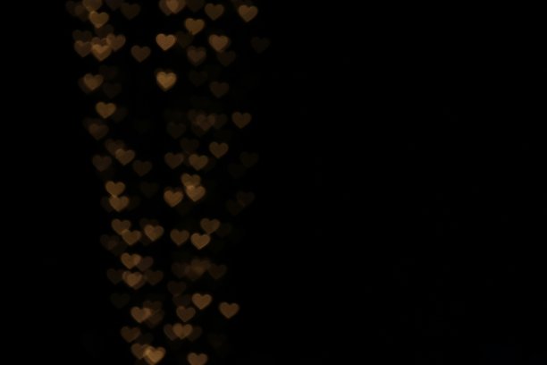 彩色灯饰bokeh白色为装饰情人夜背景壁纸模糊，爱情图片照明心形柔和的夜晚抽象图片下载