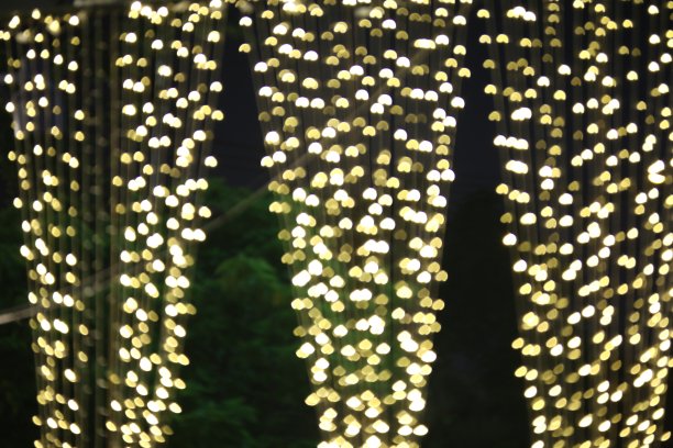 彩色灯饰bokeh白色为装饰情人夜背景壁纸模糊，爱情图片照明心形柔和的夜晚抽象图片下载