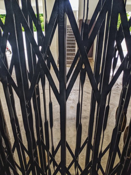 电梯内装有摄像头格栅图片下载