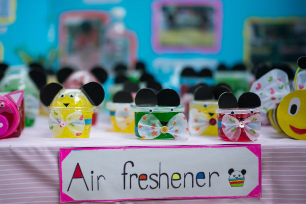 用垃圾手工制作的玩具。图片下载