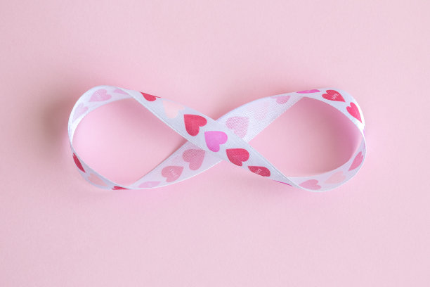 无尽的爱抽象的丝带与心形的形式的无限符号孤立在玫瑰。图片下载