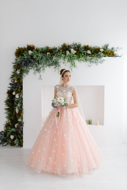 新娘穿着婚纱纺纱。在白色背景上拍摄的照片。图片下载