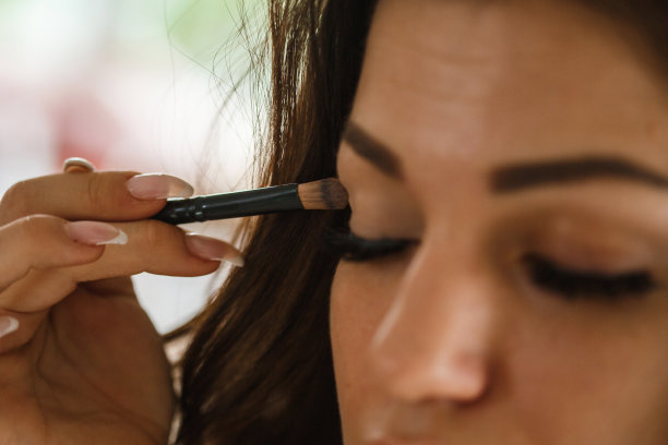 近距离观察年轻女博主化妆图片下载