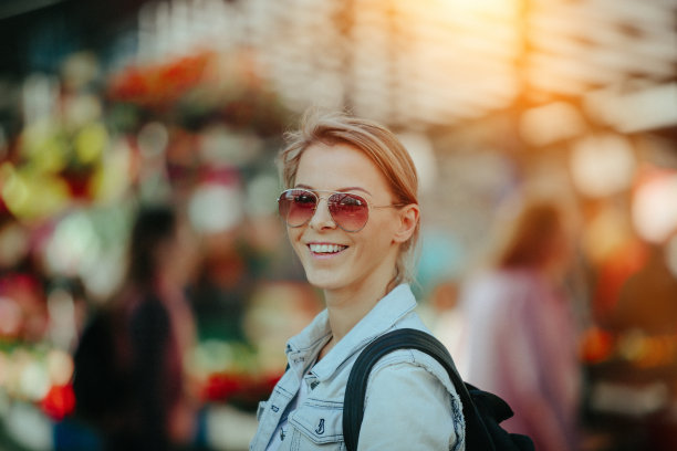 年轻女子在农贸市场图片下载