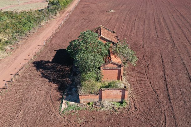这是巴西一个废弃的小旧火车站的航拍照片图片下载