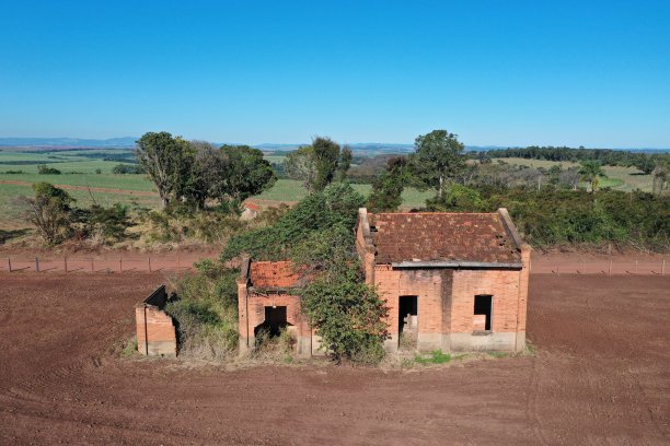 这是巴西一个废弃的小旧火车站的航拍照片图片下载