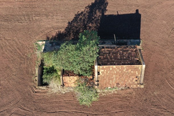 这是巴西一个废弃的小旧火车站的航拍照片图片下载