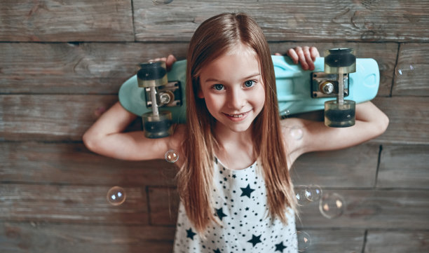 滑板的女孩图片下载