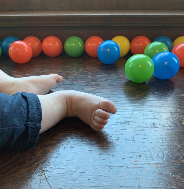 婴儿脚和塑料球图片下载
