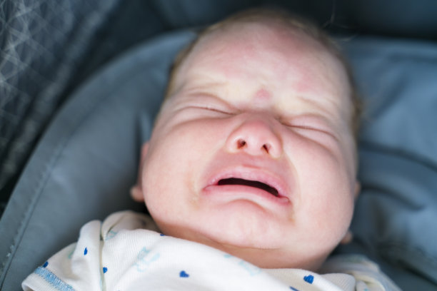 小男孩哭泣的肖像图片下载