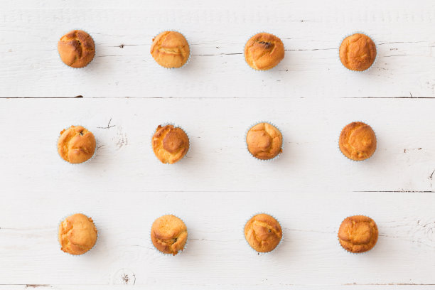 自制香草松饼放在白色复古木桌或背景上。健康食品,零食。俯视图图片下载