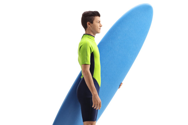 年轻的男冲浪者拿着冲浪板在排队图片下载