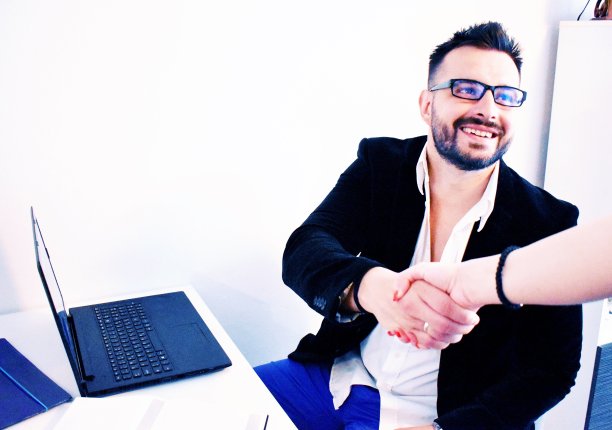男子与客户握手图片下载