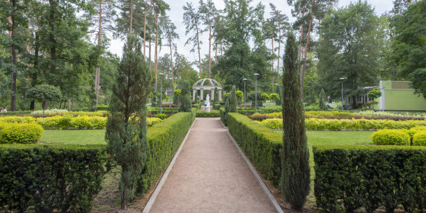 乌克兰，基辅地区，布恰市。中央公园，法式家具图片下载