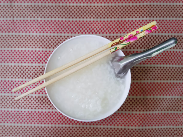 高角度观看小碗里的热米饭，上面放着筷子图片下载