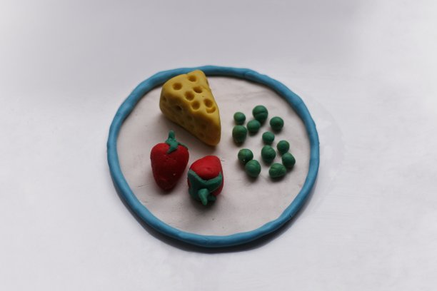 在白色背景和食物上玩面团的形状图片下载