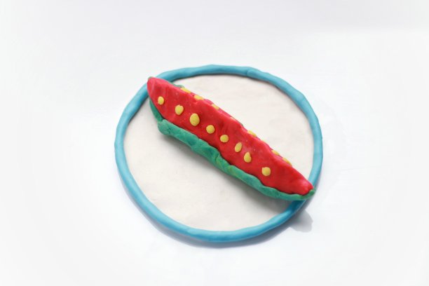 在白色背景和食物上玩面团的形状图片下载