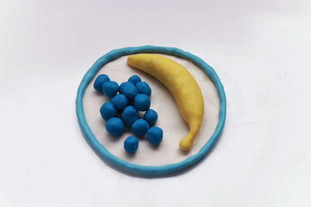 在白色背景和食物上玩面团的形状图片下载