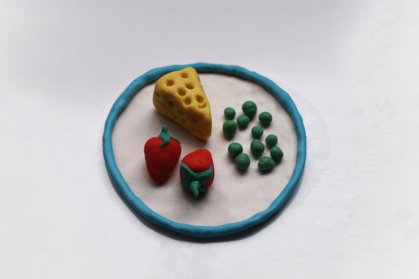 在白色背景和食物上玩面团的形状图片下载