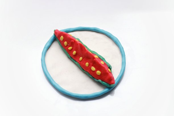 在白色背景和食物上玩面团的形状图片下载