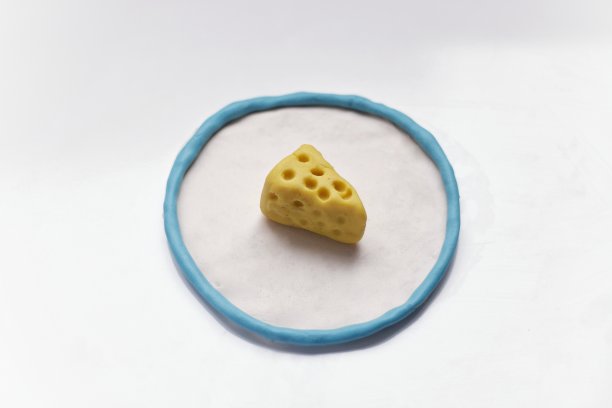 在白色背景和食物上玩面团的形状图片下载