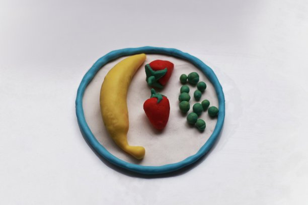 在白色背景和食物上玩面团的形状图片下载