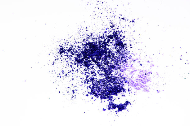 妆的概念眼影蓝色淡紫色和紫色分散在一个白色孤立的背景图片下载