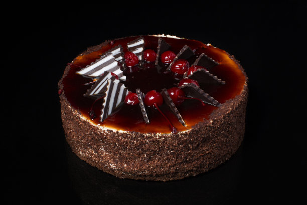 黑色背景上的巧克力蛋糕图片下载