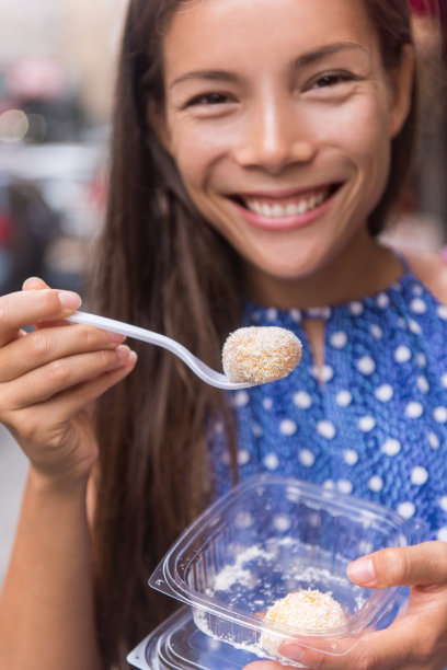 亚洲妇女吃日本食物年糕甜点图片下载