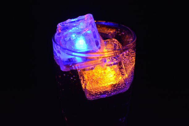 非常美丽和惊人的图像饮料与发光的冰块。明亮的颜色和香槟的泡沫。一个轻松，亲爱的生活和可口的气泡饮料的宣传形象。图片下载