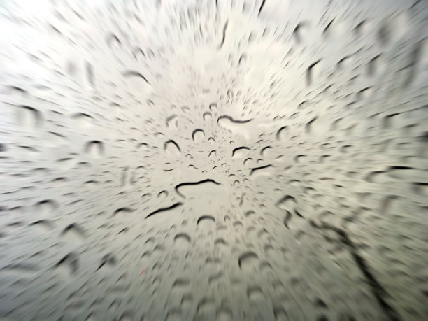 雨滴落在玻璃上图片下载