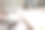 设备在木桌上，工人在车间工作。图片下载