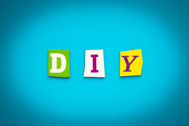 文字- D I Y -从彩色字母在蓝色背景。横幅上的一个字。消息在海报上。缩写- Do It Yourself。标题，带有题词的卡片。图片下载