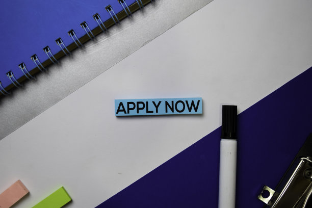 应用现在的文字与颜色的便利贴办公书桌的概念图片下载